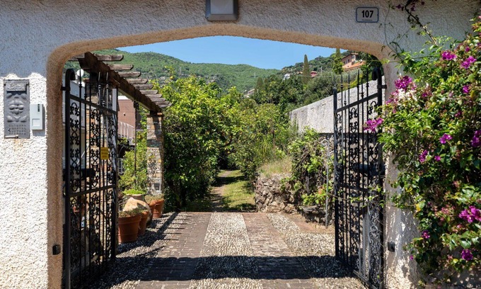 Alassio Villa | Stunning private villa for 6 people with WIFI and pets allowed