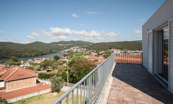 Melres House | Stunning private villa for 6 guests with WIFI, TV and terrace