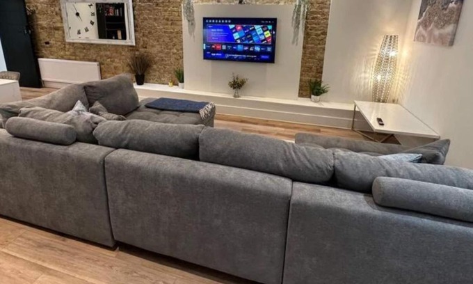 Westcliff-on-Sea Apartment | Stunning & Sleek 2BR w/WiFi & Netflix - City Centre Nr Cliffs Pavillion