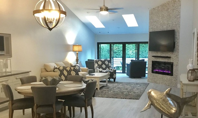 Park Shore Villa | STUNNING! SPACIOUS! Completely renovated 2/2 villa in Naples!