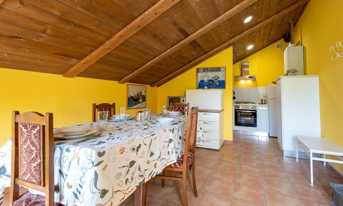 San Damiano dʼAsti Villa | Stunning villa for 5 guests with WIFI, pool, TV, patio, pets allowed and panoramic view