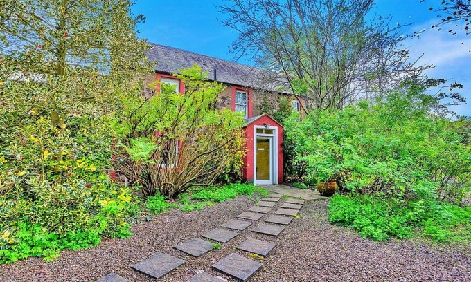 East Linton House | Stunning villa for 5 guests with WIFI, terrace and pets allowed
