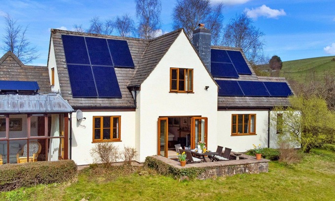 Llanidloes House | Stunning villa for 6 guests with WIFI and terrace