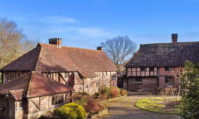 Crawley Down House | Stunning villa for 6 people with hot tub, WIFI and TV