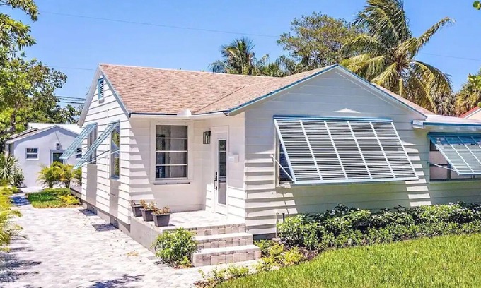 Poiciana Park II House | Stunning W Palm Beach Home and Guesthouse