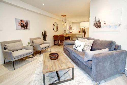 Whistler Creekside House | Stylish 1BR, Sleeps 4 Pool, Hot Tub, Walk to Shops