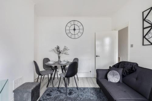 Lea Bridge Apartment | Stylish 2-Bed Apartment with Private Garden