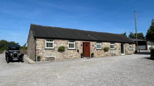 Winkhill House | Stylish 2 Bed Peak District Cottage Barn - Alton Towers, Scarefest, Polar Bears, Chatsworth