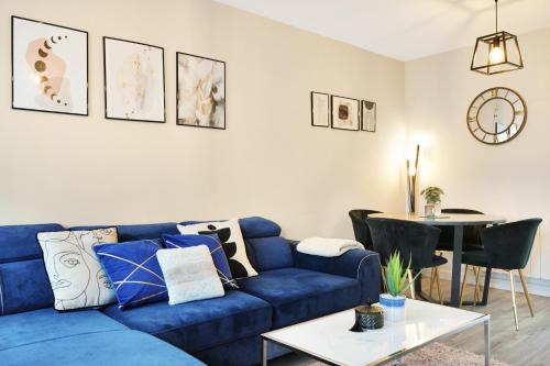 Aylesbury House | Stylish 2BR Aylesbury Home, Sleeps 4, Parking, Work, Leisure, Friendly
