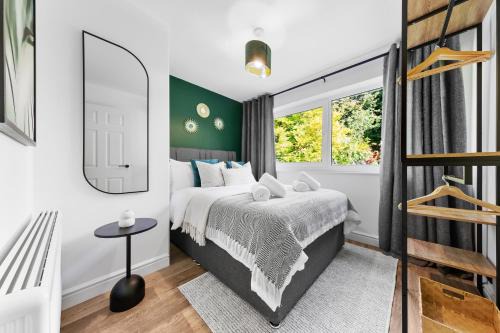 Luton Apartment | Stylish 2BR Flat near Airport & Stadium, Sleeps 6