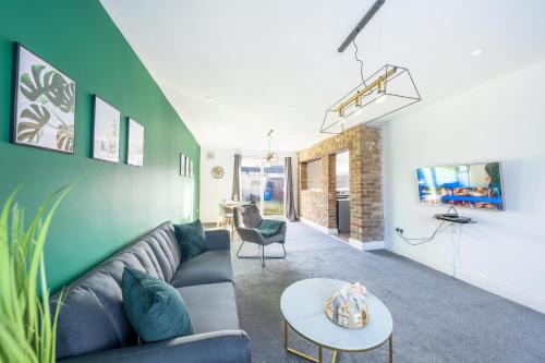 Langley Marish Apartment | Stylish 3BR Home, Sleeps 5, Contractor Stay-Friendly, Near M25, Free Parking