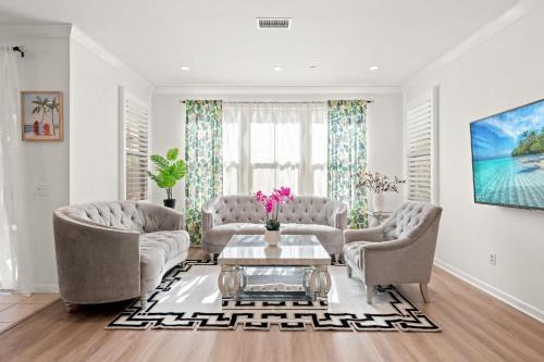 Tustin House | Stylish 3BR Irvine Oasis Family Friendly w Garage
