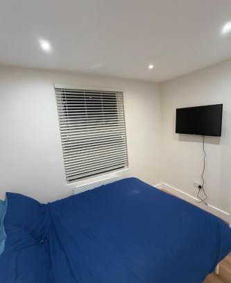 South Acton House | Stylish Acton Studio Fast Central Connection
