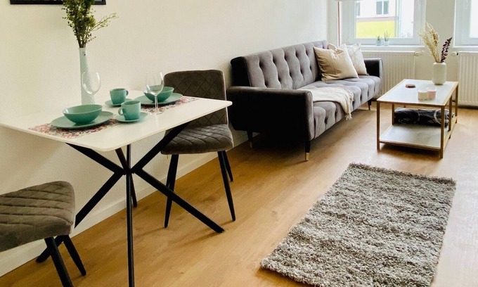 Andreasvorstadt Apartment | Stylish apartment in a central location, Netflix, old building style, kitchen, public transport