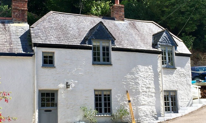 Helford Cottage | Stylish Cornish waterside cottage on the SW coast path