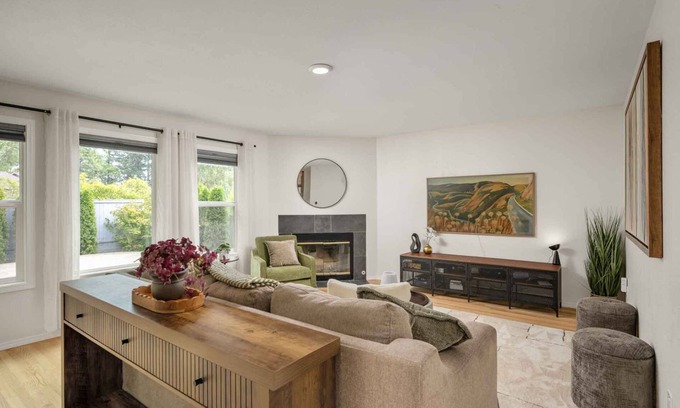 Oak Creek House | Stylish Family Retreat w/Patio, & Game Console in Heart of Lake Oswego’s Westlake Neighborhood