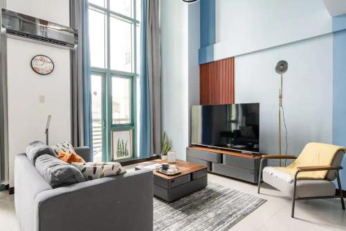 Bagumbayan Apartment | Stylish loft, 65 in UHDTV w Fast WiFi + Pool & Gym