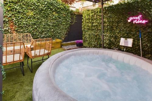 Hove Apartment | Stylish Maisonette with Hot Tub