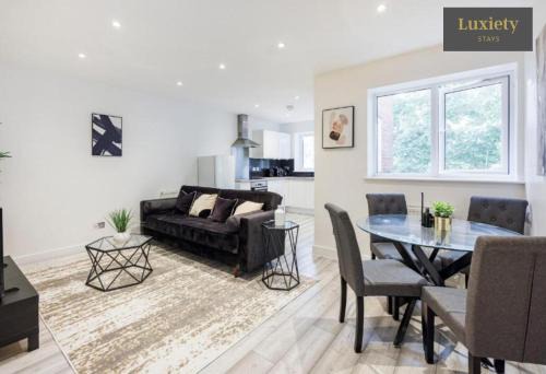 Southend-on-Sea Apartment | Stylish & Modern 1BR City Centre Nr the beach, High St & Adventure Island by Luxiety Stays