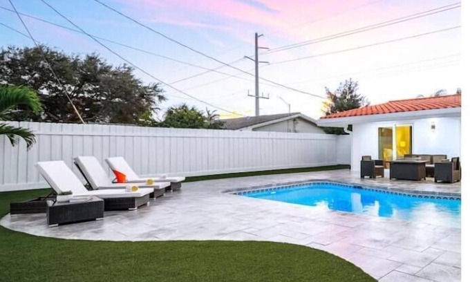 Coral Ridge Isles House | Stylish Modern Oasis Pool 2mil to Beach