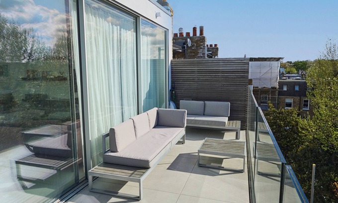 Addison Apartment | Stylish Penthouse - Balcony & Views - Holland Park