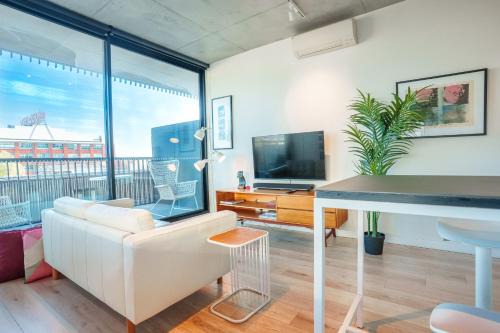 Richmond Apartment | Stylish Richmond Pad Walk to Everything