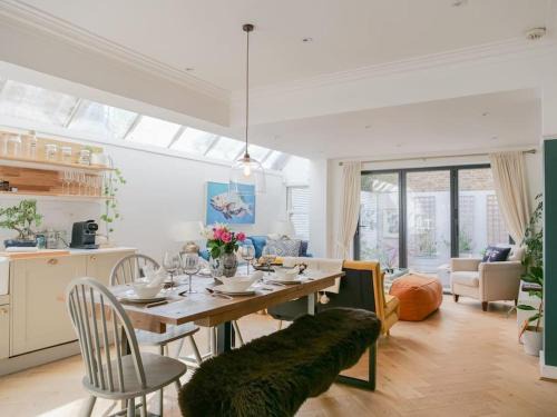 Sands End Apartment | Stylish Sanctuary with Garden Oasis
