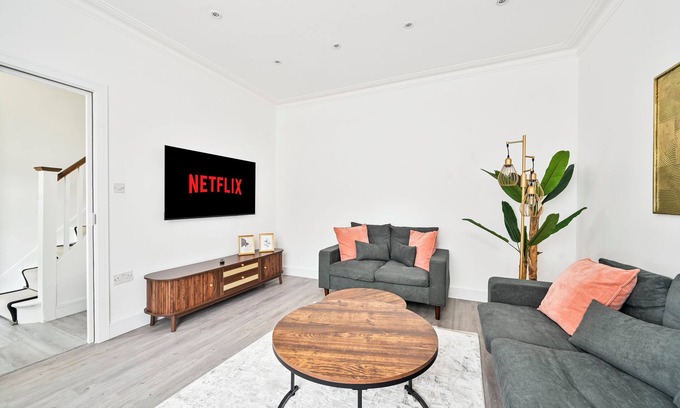 East Ham South House | Stylish & Spacious 4BR Home