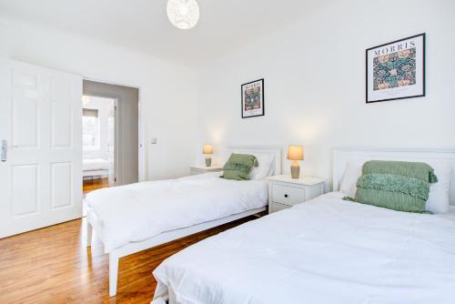 Havering Apartment | Stylish Two Bedroom Apartment With Free Parking!