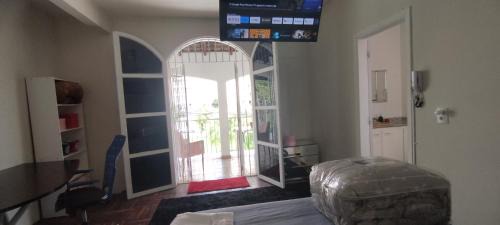 Campinas House | Suíte luxo com sacada mobiliada Q2
