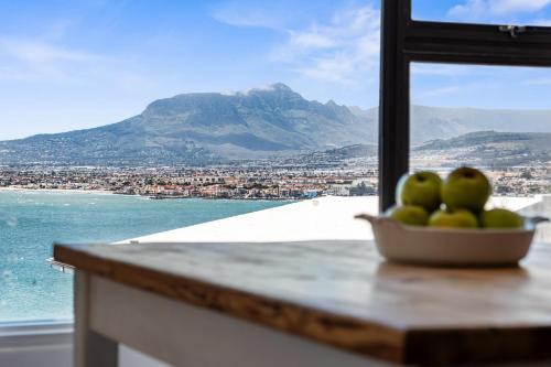 Mountainside Apartment | Suikerbossie 83 by Host Agents