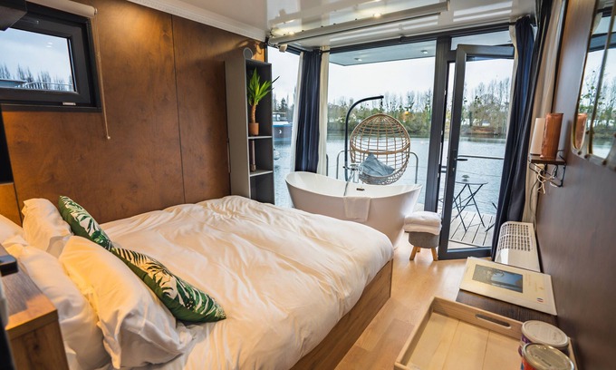 Guernes Boat Rental | Suite flottante romantique avec balnéo - L'Evasion