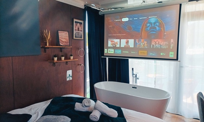 Frejus Plage Boat Rental | Suite "Mille et Une Nuits" sur l'eau avec Jacuzzi (Port Fréjus)