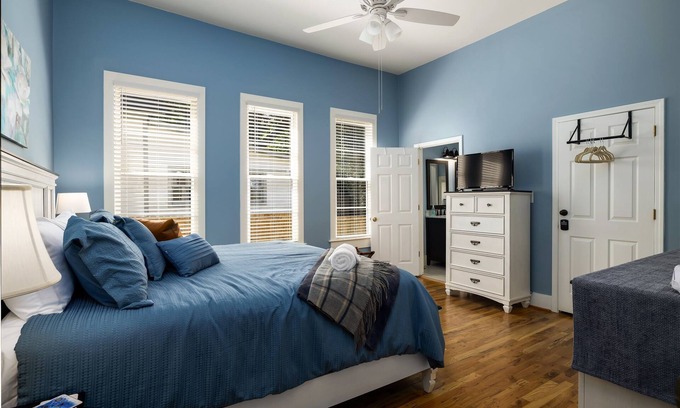 Forest Park House | Summer Breeze - 3BR/Backyard & Deck/Families