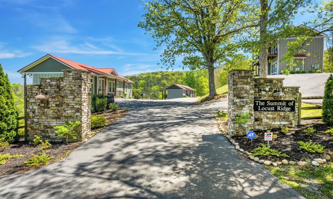 Sevierville Cabin | Summit Ridge Lodge – Private Resort for Groups, Events & Weddings