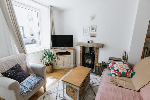 Newland Near Ulverston House | SUN COTTAGE - Cosy Cottage in Ulverston with a log burner in Ulverston, Cumbria