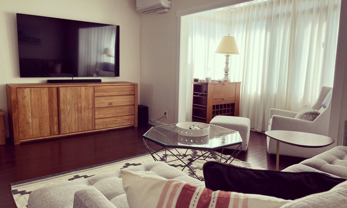 Ocean Park Condo | Sun-Filled Luxury Upper Condo, 10-Min Walk To Beach