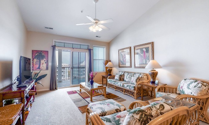 Sunset Island Condo | Sun-kissed Bayside condo with pool & WiFi