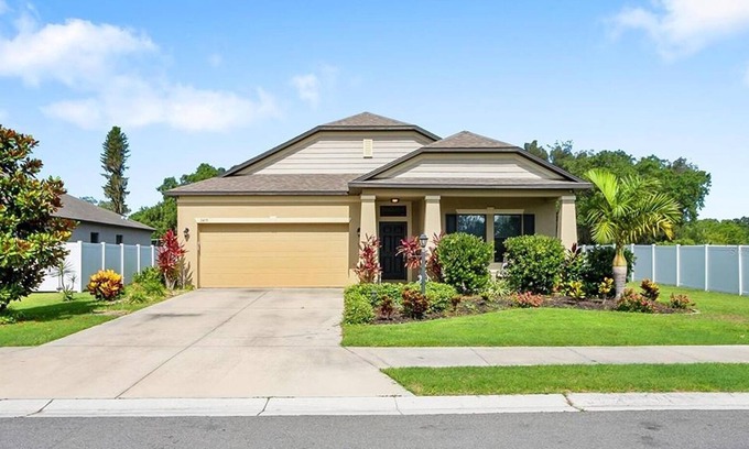 Memphis House | Sun-Kissed Serenity: Unwind in Palmetto, Florida's Premier Retreat