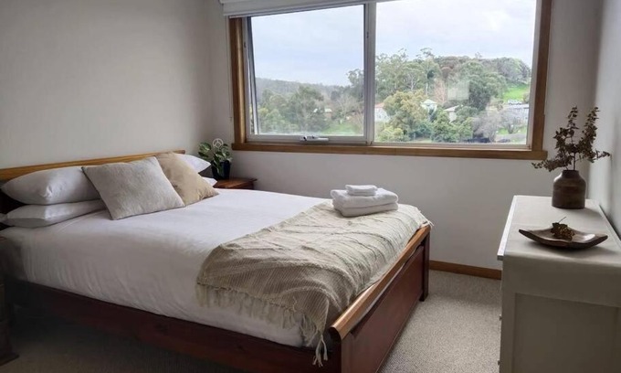 West Launceston Apartment | Sun Studio: Moments From The Gorge