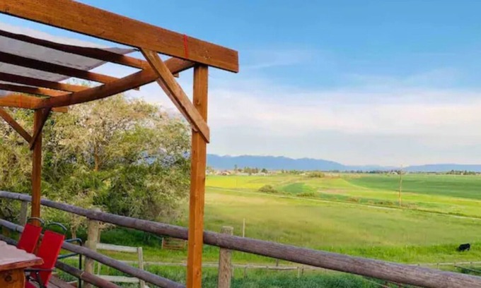 Kalispell Cottage | Sunflower Cottage - 40 mins to Glacier Park