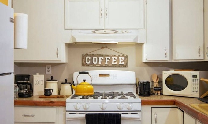 Wanskuck House | Sunny 4 Bed 2 Bath Providence