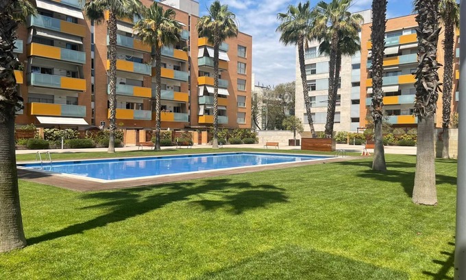 La Vila Olimpica del Poblenou Apartment | SUNNY APT, 2 STREETS FROM THE BEACH + COMMUNITY GREEN AREA + SWIMMING POOL.