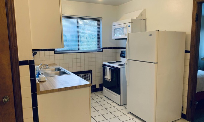 East Price Hill Apartment | Sunny, bright efficiency with an MCM vibe !