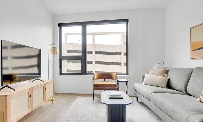 Congress Park Apartment | Sunny Congress Park 1BR w/ Gym & Pool, near shops & dining, by Blueground