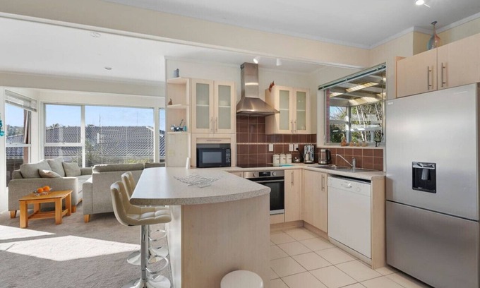 Mission Bay House | Sunny Delight Meadowbank with Lush Gardens