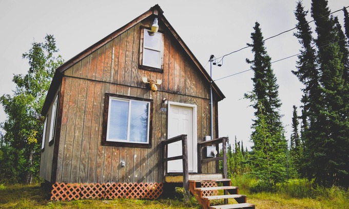 Fairbanks House | Sunny Goldstream Cabin - Pet Friendly
