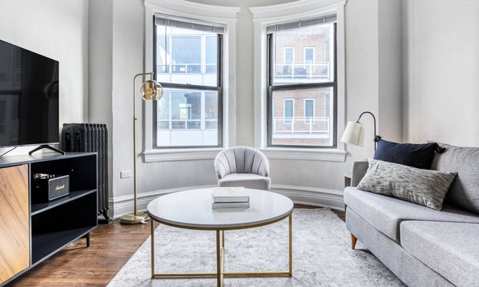 Wrigleyville Apartment | Sunny Lakeview 3BR near Wrigley Field, 1 block to Red Line, by Blueground