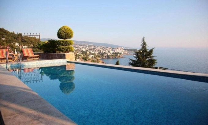 Dobra Voda Apartment | Sunny one bedroom apartment with a sea view