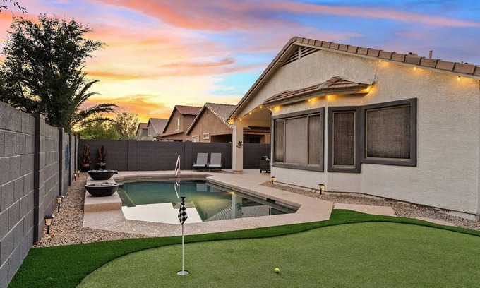Villages At Queen Creek House | Sunny Poolside Golf Haven 4-Bed 2-Bath Heated Pool